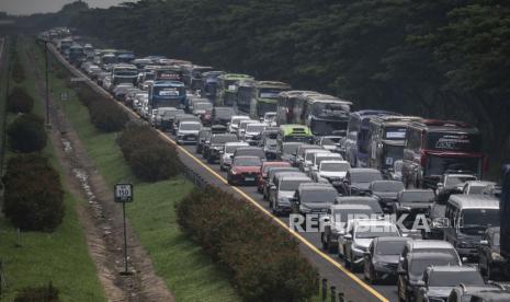 Kendaraan pemudik terjebak kemacetan di Tol Cikopo-Palimanan (Cipali) KM KM 150, Mekarjaya, Jawa Barat, Jumat (5/4/2024). Pada H-5 Lebaran 2024 arus lalu lintas di Tol Trans Jawa itu mulai terjadi kepadatan volume kendaaraan yang melintas. 