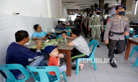 Pekerja Luar Daerah Dilarang Berbisnis di Meulaboh. Aparat keamanan dari kepolisian dan Satpol PP melaksanakan patroli pencegahan penularan virus Corona (COVID-19) di Banda Aceh, Aceh, Selasa (14/4/2020). Satpol PP bersama kepolisian secara rutin melaksanakan patroli dan sosialisasi penggunaan masker dan jaga jarak sosial sebagai upaya mencegah penularan COVID-19