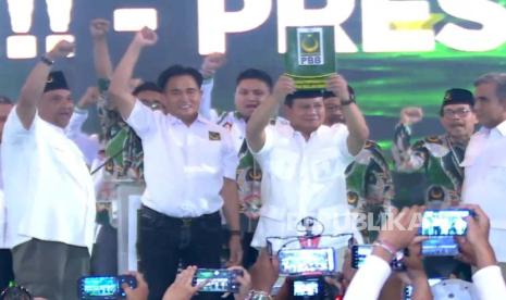 Tangkapan layar Calon presiden dari Partai Gerindra Prabowo Subianto mengangkat SK dukungan dari PBB. Prabowo enggan menanggapi soal Cak Imin masuk dalam bursa cawapres Ganjar.