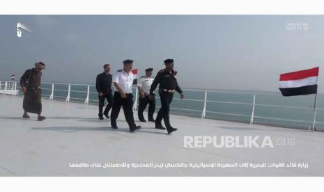  Foto selebaran menunjukkan komandan angkatan laut Houthi berada di atas kapal Galaxy Leader yang disita tiga hari setelah Houthi merebutnya di Laut Merah, Yaman, 22 November 2023.