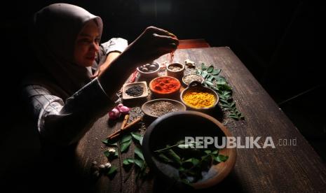 Peserta menata rempah-rempah untuk bumbu masakan pada Aceh Culinary Festival (festival kuliner Aceh) 2023 di Banda Aceh, Aceh, Jumat (14/7/2023). Festival kuliner Aceh yang diikuti 150 umkm dari 11 kabupaten/kota dan sembilan provinsi di pulau Sumatera, Banten dan DKI jakarta itu merupakan salah satu dari 110 Kharisma Event Nusantara (KEN) 2023 Kementerian Pariwisata dan Ekonomi Kreatif yang berlangsung hingga 17 Juli mendatang. 