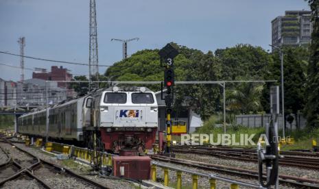 Rangkaian kereta api melintas di dekat Depo Lokomotif PT KAI Daop 2 Bandung, Kota Bandung, Jawa Barat, Selasa (4/4/2023). PT KAI Daop 2 Bandung menyiapkan 23 lokomotif yang akan digunakan untuk 572 perjalanan selama angkutan mudik lebaran mulai dari 15 April-3 Mei 2023. 