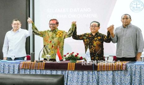 Menteri Koordinator Politik, Hukum, dan Keamanan (Menkopolhukam) yang juga cawapres nomor urut 3, Mahfud MD bertemu dengan Persekutuan Gereja-Gereja di Indonesia (PGI), di Gedung Oikumene, Jakarta, Selasa (19/12/2023). 