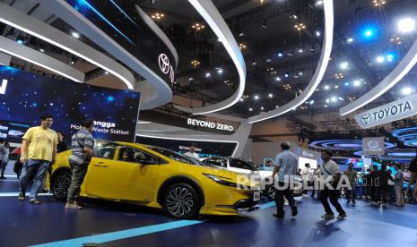 Pengunjung mengamati kendaraan mobil yang dipamerkan dalam gelaran pameran otomotif Gaikindo Indonesia International Auto Show (GIIAS) 2024 di ICE BSD, Serpong, Kabupaten Tangerang, Banten, Rabu (24/7/2024). Pameran otomotif yang digelar rutin tiap tahun tersebut merupakan salah satu pemeran otomotif terbesar setelah China dengan menghadirkan lebih dari 55 jenama dan 120 industri pendukung dengan menghadirkan produk mobil baru dengan beragam konsep mulai dari kendaraan eletrifikasi hingga model kendaraan hybrid. Sejumlah pengunjung terlihat mengamati sekaligus merasakan sensasi mengemudi menggunakan kendaraan yang dipamerkan di gelaran tersebut.  