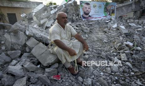 Seorang Palestina duduk di puing-puing rumah Asad Rifai setelah dihancurkan oleh pasukan Israel bersama dengan rumah Subhi Sbeihat, keduanya diduga melakukan serangan mematikan Mei 2022 terhadap warga Israel di kota Elad, dekat Tel Aviv , di Rummana, dekat kota Jenin, Tepi Barat, Senin, 8 Agustus 2022. Korban tewas akibat pertempuran akhir pekan lalu antara Israel dan militan Gaza telah meningkat menjadi 47, setelah seorang pria meninggal karena luka yang diderita selama kekerasan, Health Kementerian di Gaza mengatakan Kamis, 11 Agustus 2022.