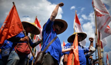 Massa yang tergabung dari berbagai elemen buruh saat melakukan aksi di kawasan Patung Kuda, Jakarta, pada Desember 2022 lalu. Kalangan buruh menilai formulasi pengupahan di Perppu Cipta Kerja semakin tidak jelas. (ilustrasi)