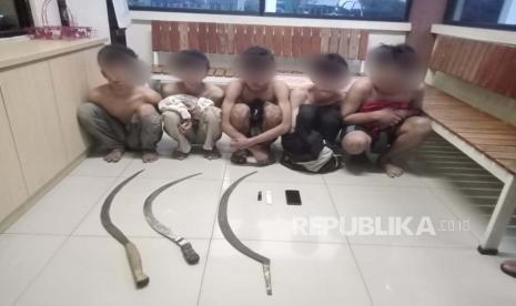 Tim Perintis Presisi Polres Metro Bekasi Kota kembali mengamankan lima remaja yang diduga melakukan aksi tawuran. Kali ini polisi menangkap lima remaja yang siap tawarun di wilayah Jl. Pangkalan 1A kecamatan Bantargebang pada Ahad (15/10/23) pagi. 