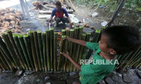 Jual Makanan Berbuka Saat Siang Langgar Qanun di Aceh. Pengrajin musiman membakar lemang di Desa Suka Ramai, Banda Aceh, Aceh.