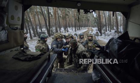 Rusia memilih menyusun kembali pasukan di pertahanan timur Ukraina, sehingga harus menarik diri di beberapa kota yang telah ditaklukkan dan membiarkan pasukan Ukraina mengambil alih.