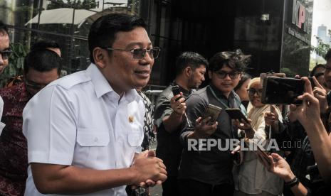 Kepala Badan Pangan Nasional (Bapanas) Arief Prasetyo Adi (kiri) menjawab pertanyaan wartawan usai menjalani pemeriksaan di gedung KPK, Jakarta, Jumat (2/2/2024). Arief menghadiri panggilan ketiga yang dilayangkan KPK untuk diperiksa sebagai saksi terkait kasus dugaan korupsi untuk tersangka mantan menteri pertanian Syahrul Yasin Limpo.