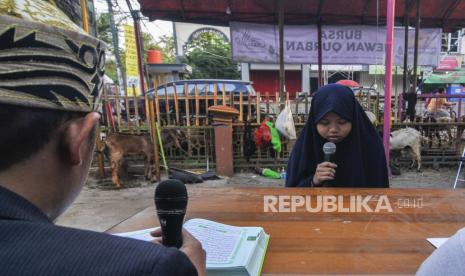 Peserta mengikuti program kambing gratis untuk Hafiz (Penghafal) Al Quran di Masjid Raya Muhammad Ramadhan, Bekasi, Jawa Barat, Ahad (26/7/2020). Menurut pengurus masjid, program tersebut diadakan dalam rangka menyambut hari raya Idul Adha 1441 H. 