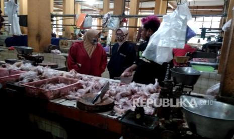 Para peternak ayam yang tergabung dalam Gabungan Organisasi Peternak Ayam Nasional (Gopan) dan Perhimpunan Insan Perunggasan Raykat Indonesia (Pinsar) mulai menaikkan harga ayam pada Rabu (3/2) secara bertahap hingga sesuai dengan harga acuan pemerintah. Langkah itu dilakukan seiring kembali turunnya harga ayam hingga di bawah biaya produksi.