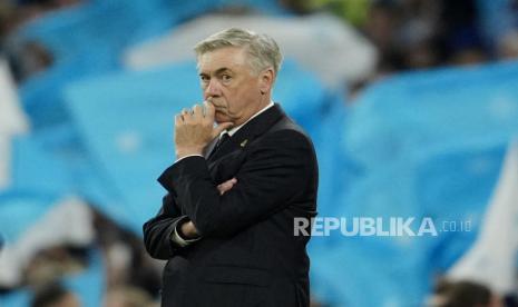  Pelatih kepala Real Madrid Carlo Ancelotti berdiri di pinggir lapangan pada menit-menit terakhir pertandingan sepak bola leg kedua semifinal Liga Champions antara Manchester City dan Real Madrid di stadion Etihad di Manchester, Inggris, Kamis (18/5/2023) dini hari WIB. Ancelotti Ingatkan Pengkritik, Madrid Sedang Transisi Usai Ditinggal Ronaldo