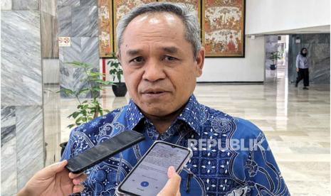 Wakil Ketua Umum Partai Demokrat, Benny K Harman menanggapi beredarnya nama Zannuba Ariffah Chafsoh atau Yenny Wahid hingga Gubernur Jawa Timur Khofifah Indar Parawansa yang diisukan menjadi calon wakil presiden (cawapres) dari Anies Rasyid Baswedan di Gedung Nusantara III, Kompleks Parlemen, Jakarta, Rabu (5/7/2023).