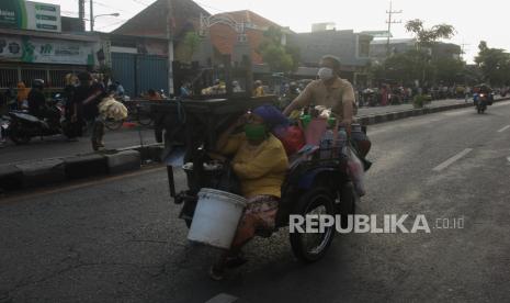 Pedagang mengangkut peralatannya di pasar tumpah di Tembok Dukuh, Surabaya, Jawa Timur, Rabu (29/4/2020). Aktivitas pasar tumpah di kawasan itu berjalan normal di hari kedua pelaksanaan Pembatasan Sosial Berskala Besar (PSBB) di Surabaya