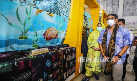 Menteri Pariwisata dan Ekonomi Kreatif (Menparekraf) Sandiaga Uno (kanan) meninjau produk ekonomi kreatif di Gedung Dekranasda  Batam, Kepulauan Riau, Jumat (22/1/2021).  Kunjungan kerja tersebut untuk memastikan penerapan protokol kesehatan dan meninjau industri pariwisata   di Kepulauan Riau  yang berdekatan dengan pusat pertumbuhan dunia yaitu Singapura dan Malaysia.