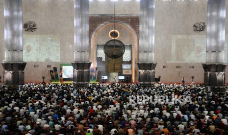 mat Islam mendengarkan khutbah saat pelaksanaan Shalat Jumat di Masjid Istiqlal, Jakarta, Jumat (24/3/2023).