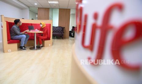 Costumer Care Representative IFG Life melayani nasabah saat pembukaan Customer Center IFG Life di Graha CIMB Niaga, Jakarta, Rabu (24/11/2021). Pembukaan kantor pelayanan itu sebagai bentuk kesiapan operasional IFG Life dalam melayani nasabah serta untuk menerima proses transfer polis migrasi dari PT Asuransi Jiwasraya (Persero). 