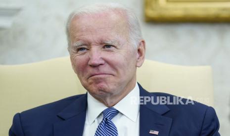  Presiden Joe Biden mendengarkan saat dia bertemu dengan Presiden Meksiko Andrés Manuel López Obrador di Kantor Oval Gedung Putih di Washington, Selasa, 12 Juli 2022.