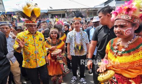 Cawapres nomor urut 2 Gibran Rakabuming Raka bertemu dengan tokoh adat Papua di Kampung Sere, Jayapura, Jumat (26/1/2024). Gibran menegaskan, pasangan capres-cawapres nomor urut 2 Prabowo Subianto dan Gibran Rakabuming Raka akan terus melanjutkan pembangunan di Papua. Ia juga menyampaikan komitmen tidak akan pernah meninggalkan Papua. 