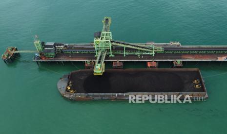 Foto udara aktivitas bongkar muat batu bara di kawasan pantai Desa Peunaga Cut Ujong, Meureubo, Aceh Barat, Aceh, Selasa (31/1/2023). Direktur Jenderal Anggaran Kementerian Keuangan (Kemenkeu) Isa Rachmatarwata mengungkapkan, fluktuasi harga komoditas menjadi tantangan pencapaian target Penerimaan Negara Bukan Pajak (PNBP) pada 2023.