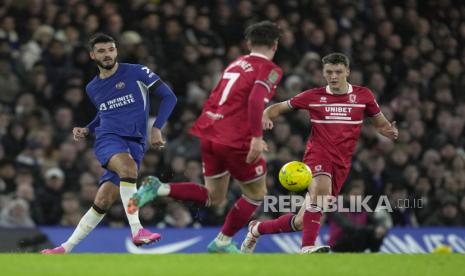 Armando Broja dari Chelsea (kiri) mengoper bola pada pertandingan sepak bola leg kedua semifinal Piala Liga Inggris antara Chelsea dan Middlesbrough di stadion Stamford Bridge di London, Rabu (24/1/2024) dini hari WIB. 