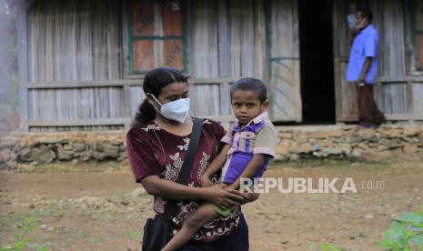 Seorang ibu mengendong untuk menjalani pemeriksaan kesehatan di desa Bokong, Kabupaten Kupang, NTT, Kamis (2/12/2021). Kelompok Kerja (Pokja) pencegahan dan penanganan stunting Provinsi Nusa Tenggara Timur (NTT) mencatat, tren prosentasi balita stunting di NTT tahun 2018-2020 konsisten menurun dari 35,4 persen pada tahun 2018, menjadi 30,3 persen pada 2019, dan tahun 2020 menjadi 28,2 persen dari total 95 ribuan anak. Pernikahan Dini Bisa Lahirkan Anak Kerdil