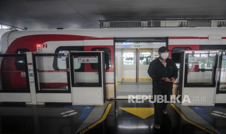 Penumpang saat tiba di Stasiun LRT Velodrome, Jakarta, Rabu (23/3/2022). Pemerintah Provinsi DKI Jakarta mengusulkan kepada DPRD DKI Jakarta terkait penetapan tarif integrasi transportasi Transjakarta, MRT dan LRT Jakarta sebesar Rp 10.000, untuk menghemat biaya perjalanan pengguna transportasi umum di Jakarta. Putra M. Akbar