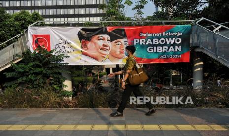 Spanduk bertuliskan Selamat Bekerja Prabowo Gibran Jokowi terpasang di kawasan Dukuh Atas, Sudirman, Jakarta, Jumat (18/10/2024). Menjelang masa akhir jabatan Presiden Joko Widodo dan pelantikan presiden dan wakil presiden terpilih Prabowo Subianto dan Gibran Rakabuming Raka pada Ahad 20 Oktober mendatang, spanduk bertuliskan ucapan terimakasih terhadap presiden Jokowi serta ucapan selamat bekerja kepada presiden dan wakil presiden terpilih memenuhi beberapa ruas jalan di Jakarta, salah satunya di kawasan Sudirman dan Thamrin. Spanduk tersebut dipasang oleh relawan Pro Jokowi (Projo) sebagai bentuk ucapan terimakasih atas kinerja presiden selama dua periode.