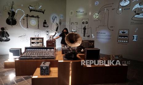 Pengunjung melihat display instalasi koleksi di Museum Lokananta, Solo, Jawa Tengah, Jumat (2/6/2023). Kementerian BUMN melalui PT. Danareksa dan Pemerintah Kota Solo merevitalisasi Lokananta yang diharapkan mampu menghidupakan kembali bisnis aset milik Perum PNRI tersebut sekaligus dapat menjadi sentra kreativitas bagi musisi, seniman, wadah pelaku UMKM sekaligus menjadi salah satu destinasi wisata di Kota Solo. 