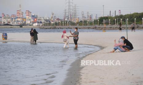 Pengunjung berada di kawasan wisata Ancol, Jakarta, Senin (12/10/2020). Gubernur DKI Jakarta Anies Baswedan mengimbau agar warganya tetap di rumah saja pada saat libur panjang akhir Oktober 2020 nanti. 