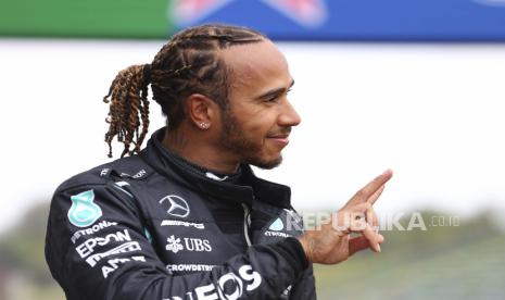 Lewis Hamilton ungkap komentar rasisme terkait insidennya dengan Max Verstappen.