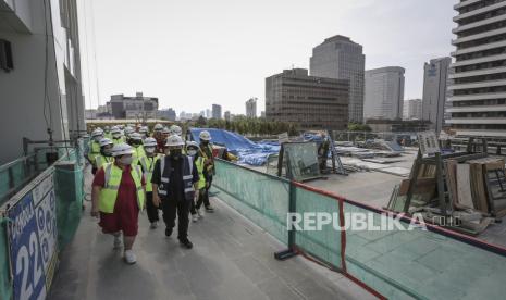 Menteri BUMN Erick Thohir (kanan) didampingi Direktur Utama PT Sarinah (Persero) Fetty Kwartati (kiri) meninjau proyek renovasi Gedung Sarinah di Jakarta, Selasa (28/9/2021). Menteri BUMN menargetkan proyek renovasi Gedung Sarinah akan rampung dan kembali dibuka pada Maret 2022. 