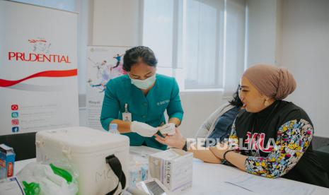 Karyawan Prudential melakukan medical check up (MCU) dalam kegiatan program vaksinasi influenza yang diselenggarakan oleh Prudential Indonesia dan didukung oleh RS Royal Progress Jakarta di PRUUniversity, Kota Kasablanka, Jakarta,  Kamis (16/5/2024). PT Prudential Life Assurance (Prudential Indonesia) melalui inovasi PRUWell Medical mengadakan program vaksinasi influenza vaxigrip cashless dengan PRUWorks untuk karyawan dan keluarganya. Ini juga menjadi strategi perusahaan untuk meningkatkan kepedulian masyarakat terhadap pentingnya menjaga kesehatan guna mewujudkan sumber daya manusia yang lebih sehat dan terlindungi. 