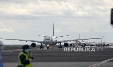 Sejumlah pesawat udara berada di kawasan Bandara Internasional I Gusti Ngurah Rai, Bali, Senin (23/3).Bandara Internasional I Gusti Ngurah Rai Bali melayani pemulangan warga negara Indonesia (WNI) yang menjadi pekerja migran.  