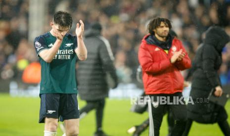 Declan Rice dari Arsenal memberikan applaus kepada fans timnya setelah kalah dari Fulham dalam lanjutan Liga Primer Inggris.