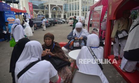 Jemaah calon haji berbincang di Asrama Haji Embarkasi Jakarta-Bekasi. Perawat dari Rumah Sakit Umum Pusat Nasional dr. Cipto Mangunkusumo Jakarta Ita Octavia Astuti S.Kep menyarankan penderita diabete