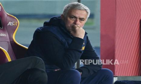  Pelatih AS Roma Jose Mourinho saat mendampingi timnya melawan Genoa di Coppa Italia, Jumat (13/1/2023) dini hari WIB.