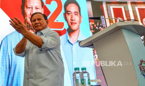 Calon Presiden nomor urut 2 Prabowo Subianto menari silat saat melakukan kampanye di Soreang, Kabupaten Bandung, Jawa Barat, Ahad (14/1/2024). Dalam kampanye nya di Kabupaten Bandung, Prabowo Subianto berkesempatan untuk menghadiri Rapimnas Konfederasi Serikat Pekerja Nusantara (KSPN) yang menyatakan dukungannya kepada Prabowo Subianto. 