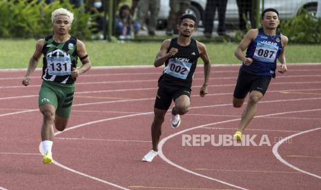 Pelari putra Aceh Fuad Ramadhan (tengah) beradu kecepatan lari saat bertanding pada final Lari 400 meter Putra PON Papua di Stadion Atletik Mimika Sport Center, Kabupaten Mimika, Papua, Selasa (12/10). Fuad berhasil meraih medali emas, sementara pelari Jawa Timur Dewa Radika meraih medali perak dan pelari Jawa Tengah Hadi Nur Ikhsan meraih medali perunggu. 