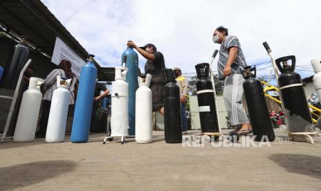 Orang-orang mengantre untuk mengisi ulang tangki oksigen mereka di sebuah stasiun pengisian bahan bakar di Jakarta, Indonesia. Muhammadiyah berharap ada langkah prioritas dari pemerintah, terutama dalam menjaga keselamatan tenaga kesehatan (nakes) dan pengadaan suplai oksigen di masyarakat. Hal ini menjadi perhatian Muhammadiyah Covid-19 Command Center (MCCC) yang juga ikut bersama pemerintah dalam mengendalikan Covid-19 di masyarakat dan fasilitas kesehatan milik Muhammadiyah.