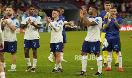 Para pemain Inggris menyapa para penggemar setelah kemenangan mereka dalam pertandingan sepak bola grup B Piala Dunia antara Inggris dan Wales, di Stadion Ahmad Bin Ali di Al Rayyan, Qatar, Selasa, 29 November 2022. Salah seorang penggemar Inggris meneriakkan dukungannya untuk Palestina saat diwawancarai wartawan TV asal Israel usai laga Inggris-Senegal.