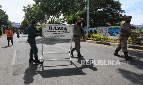 Tim Satgas penanganan COVID-19 Kota Banda Aceh mengangkat perangkat razia protokol kesehatan (prokes) saat melakukan razia di Banda Aceh, Aceh, Senin (5/7/2021). Pemerintah Provisi Aceh telah menerapkan Pemberlakuan Pembatasan Kegiatan Masyarakat (PPKM) berbasis mikro sejak 22 Juni hingga 5 Juli 2021 sebagai upaya percepatan pengendalian penyebaran COVID-19 di Aceh. 