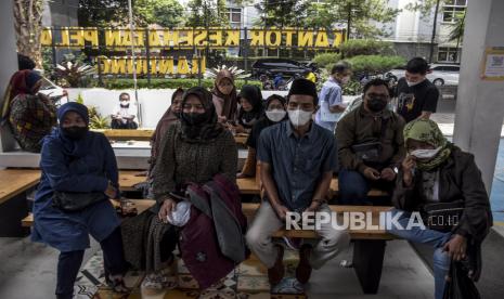 Warga menunggu giliran untuk menjalani penyuntikan vaksin meningitis di Kantor Kesehatan Pelabuhan (KKP) Kelas II Bandung, Jalan Cikapayang, Kota Bandung, Kamis (29/9/2022). Kantor Kesehatan Pelabuhan (KKP) Kelas II Bandung menyediakan sebanyak 100 hingga 400 dosis vaksin meningitis per hari yang diprioritaskan bagi jemaah umroh yang berangkat pada 10-31 Oktober 2022. Republika/Abdan Syakura