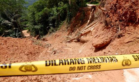 Garis polisi terpasang di area terdampak tanah longsor di Kelurahan Tallang Sura, Buntao, Kabupaten Toraja Utara, Sulawesi Selatan, Ahad (28/4/2024). Tanah longsor yang terjadi pada jumat (26/4) tersebut mengakibatkan sedikitnya sembilan pengendara yang melintas tertimbun material longsor, tiga diantaranya meninggal dunia dan enam orang sementara dalam perawatam di rumah sakit. 