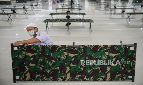 Masjid Raya Hasyim Asy'ari Buka Vaksinasi Lintas Agama. Petugas mengecek tempat tidur lipat untuk pasien OTG di Aula Masjid Hasyim Asyari, Jakarta Barat, Rabu (23/6). Sebanyak 100 tempat tidur lipat disiapkan di Aula Masjid Hasyim Asyari untuk dijadikan tempat isolasi mandiri pasien Covid-19 status Orang Tanpa Gejala (OTG), mengingat jumlah kasus harian Covid-19 di DKI Jakarta mengalami peningkatan beberapa hari terakhir. Republika/Thoudy Badai