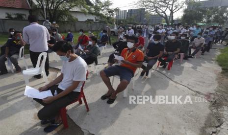 Penduduk desa menunggu untuk mendapatkan dosis kedua mereka di pusat suntikan vaksin COVID-19 Sinopharm, di luar Phnom Penh, Kamboja, Rabu, 28 April 2021.