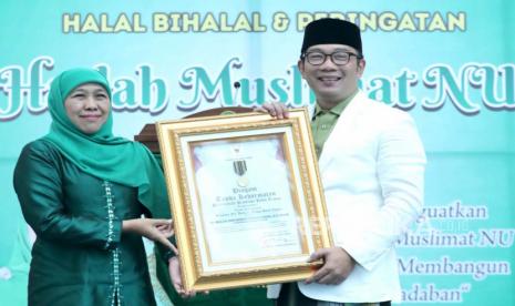 Gubernur Jawa Barat Ridwan Kamil mendapatkan penghargaan Jer Basuki Mawa Beya dari Pemda Provinsi Jawa Timur atas kontribusinya dalam mendesain Masjid Raya Islamic Center Jatim.  Penghargaan diserahkan  oleh Gubernur Jatim Khofifah Indar Parawansa dalam acara Harlah Muslimat NU ke-77 di Masjid Raya Al Jabbar, Kota Bandung, Sabtu (13/5/2023) 