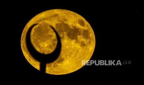 Supermoon terbit di belakang menara masjid di Beirut, Lebanon, Selasa, (1/8/2023).