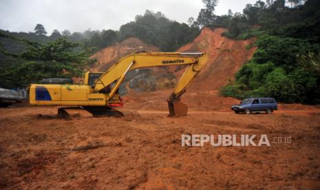 BPBD Cianjur masih lakukan pembukaan akses jalan dengan menggunakan alat berat (Foto: ilustrasi longsor)